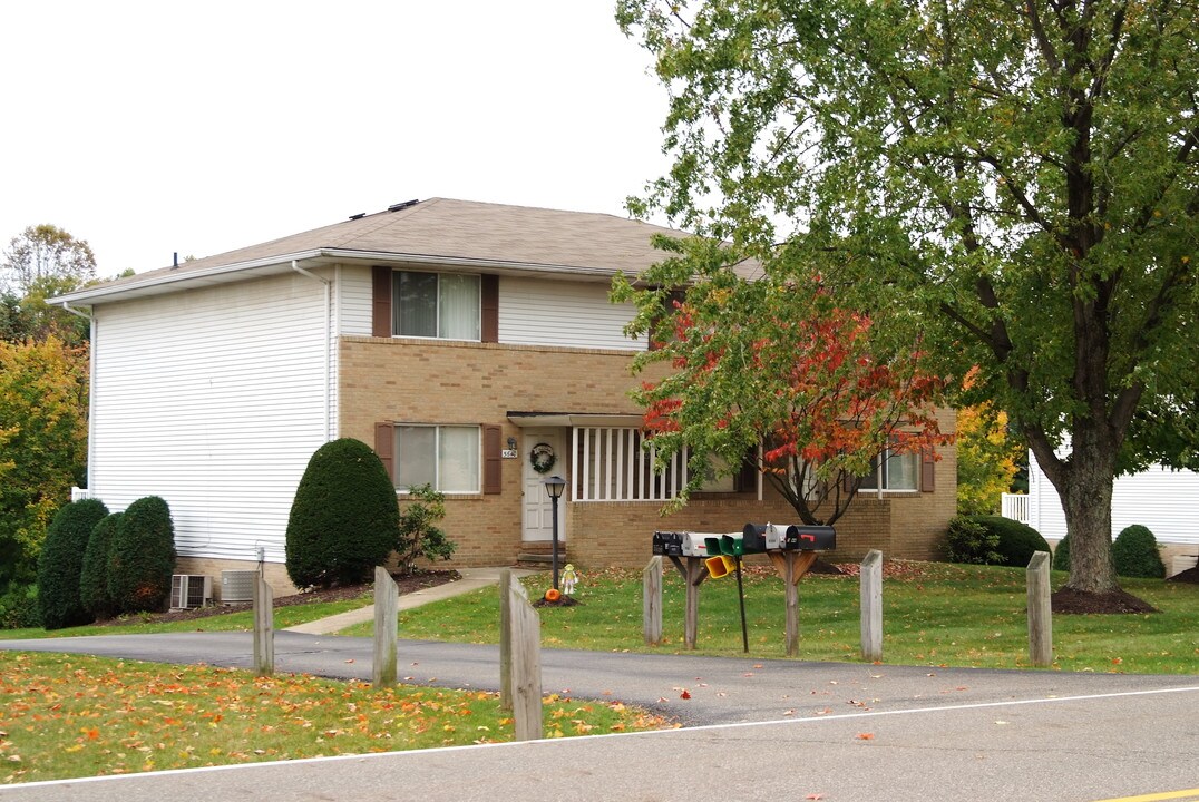 5640-5644 Huckleberry St NW in North Canton, OH - Building Photo