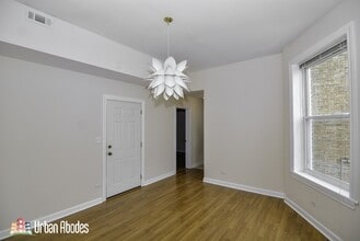 2145 W Chicago Ave, Unit A00C in Chicago, IL - Foto de edificio - Building Photo