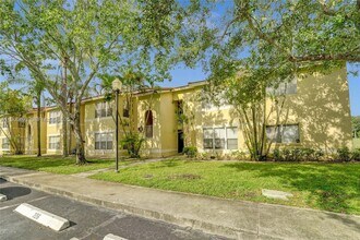 417 Vista Isles Dr in Sunrise, FL - Foto de edificio - Building Photo