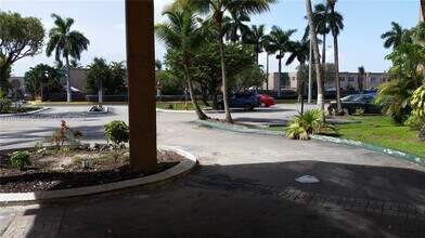 2075 SW 122nd Ave in Miami, FL - Foto de edificio - Building Photo