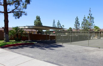 Circle City Villas in Corona, CA - Foto de edificio - Building Photo