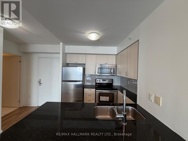 5740 Yonge St in Toronto, ON - Building Photo - Building Photo