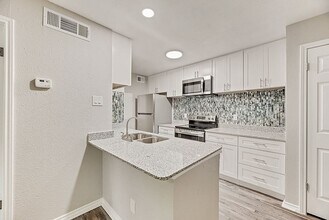 Springhollow Apartments in Dallas, TX - Building Photo - Building Photo
