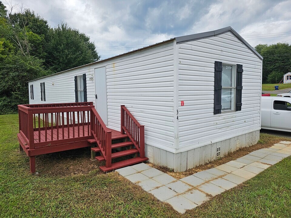 210 Jamback Rd in Anniston, AL - Foto de edificio