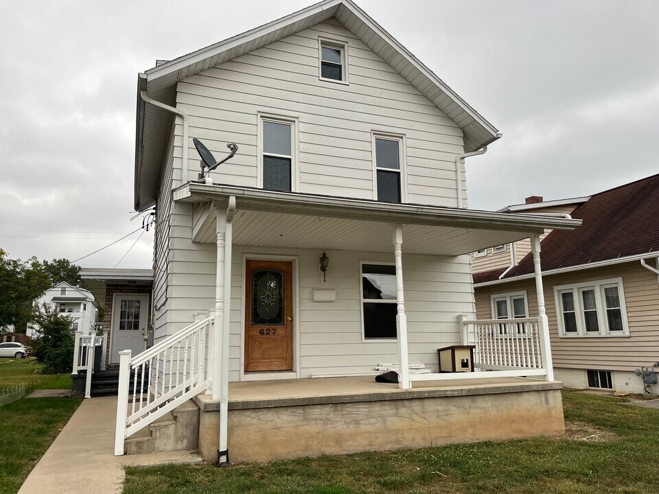 627 S Wayne St in Lewistown, PA - Building Photo