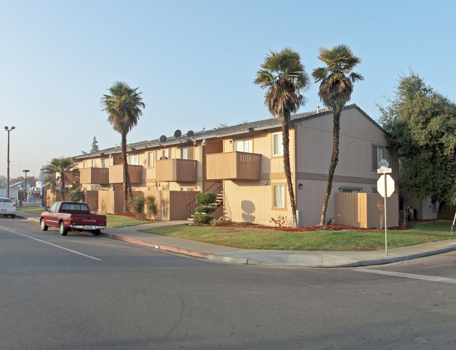 1272 N 10th Ave in Hanford, CA - Building Photo