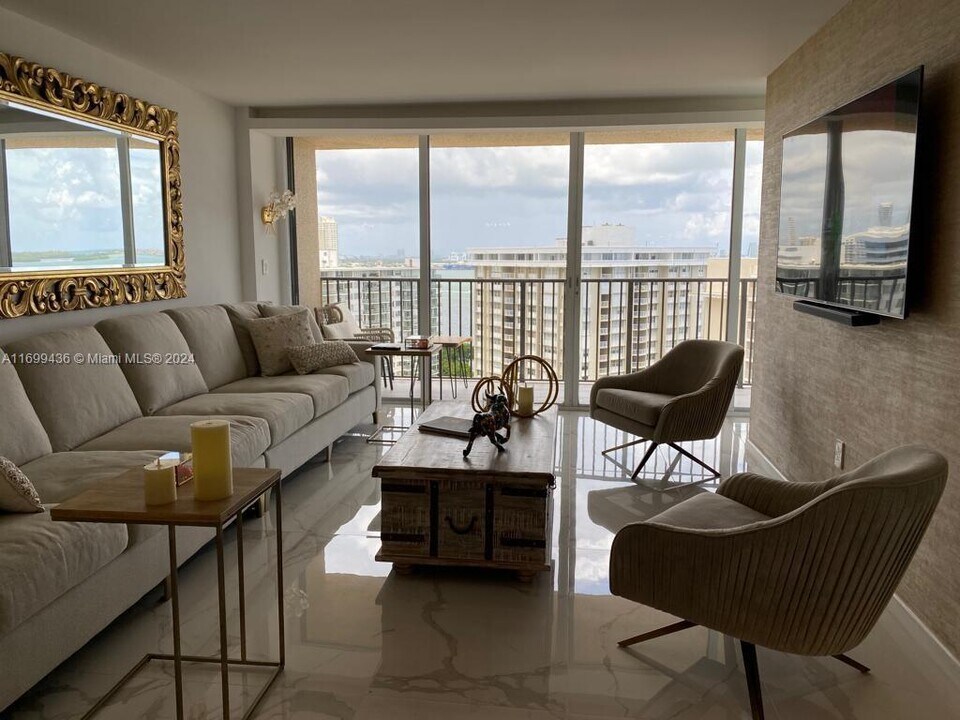 1450 Brickell Bay Dr in Miami, FL - Building Photo