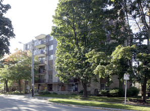 Seaview Apartments in Oakville, ON - Building Photo - Building Photo