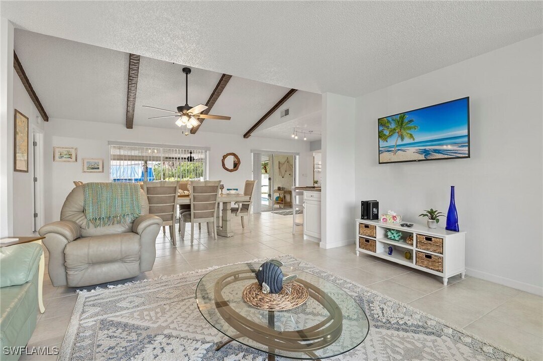 102 SE 40th St in Cape Coral, FL - Foto de edificio