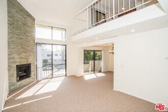 4311 Colfax Ave-Unit -215 in Los Angeles, CA - Building Photo - Building Photo