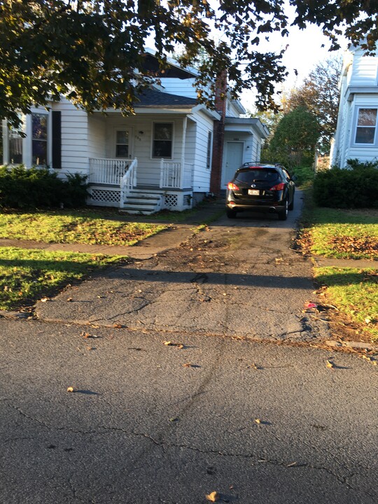 123 W Schuyler St in Oswego, NY - Foto de edificio