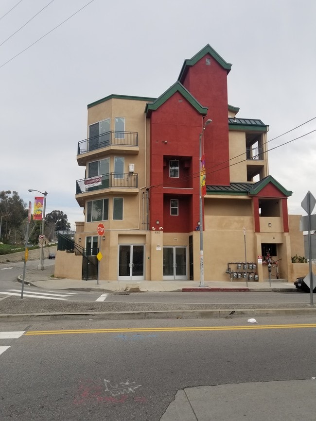 435 Bernard St, Unit 203 in Los Angeles, CA - Foto de edificio - Building Photo