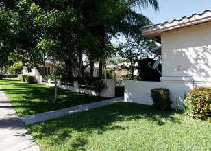223-231 Mendoza Ave in Coral Gables, FL - Foto de edificio - Building Photo
