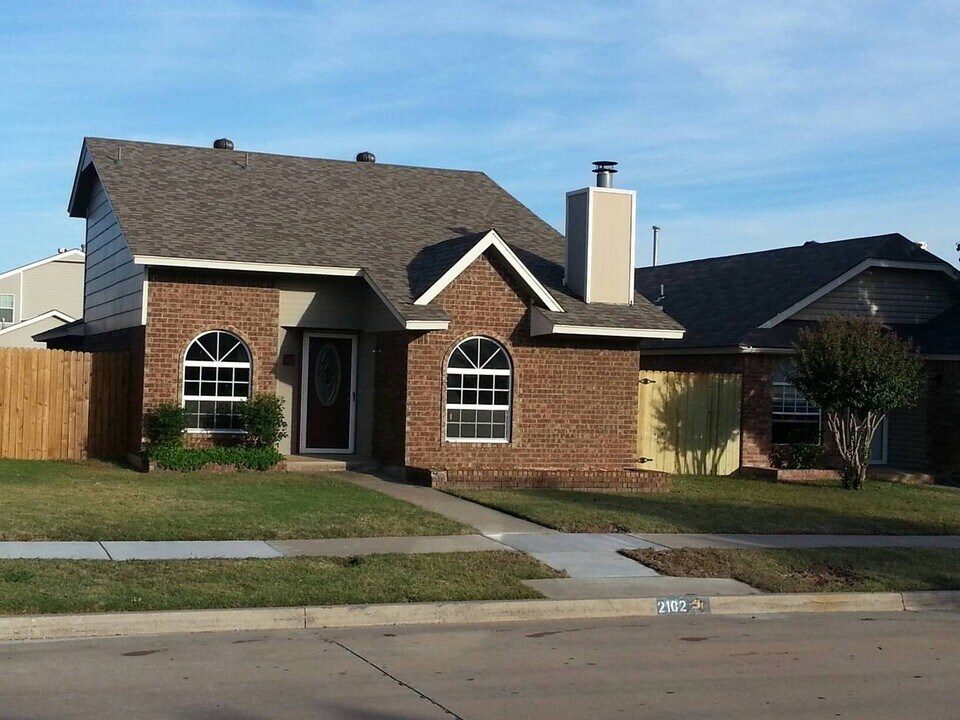 2102 Westmore Dr in Moore, OK - Building Photo