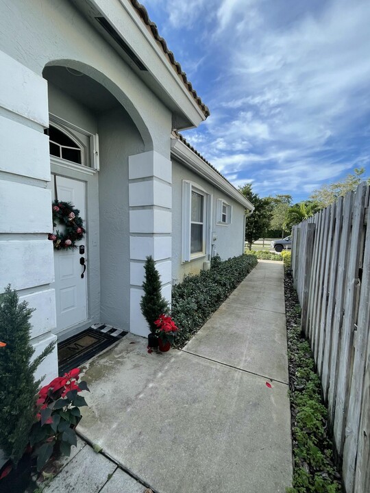 774 Via Toscana in Wellington, FL - Building Photo