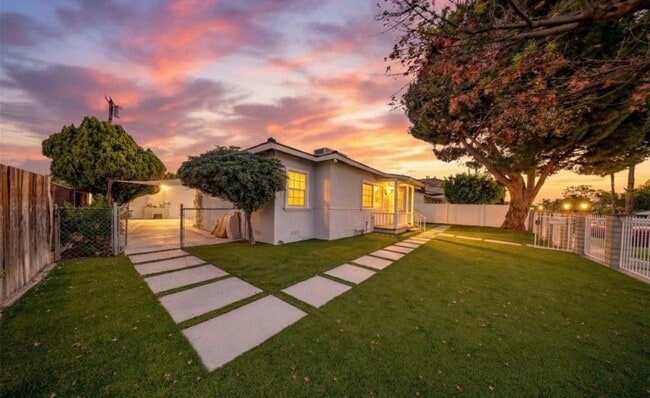 8100 Bellaire Ave in North Hollywood, CA - Foto de edificio - Building Photo