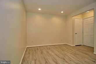 10706 Kings Riding Way in North Bethesda, MD - Foto de edificio - Building Photo