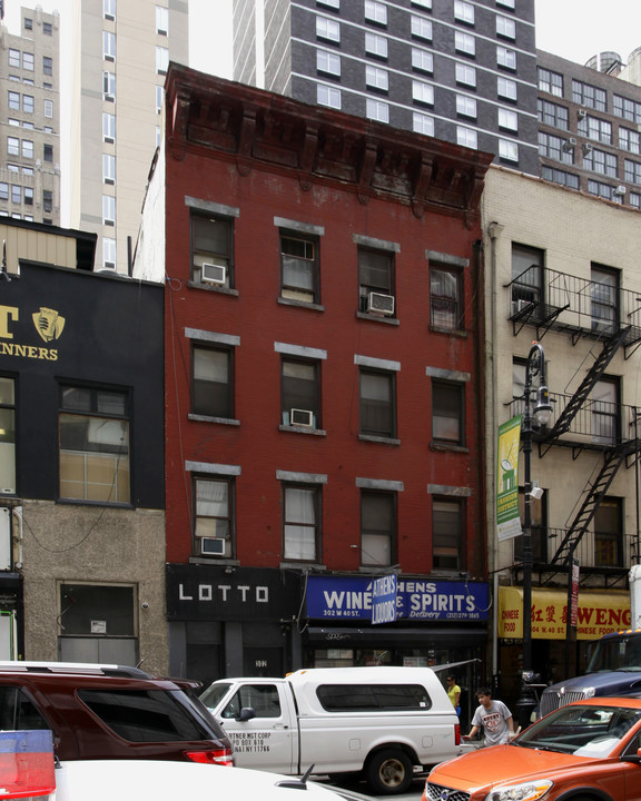 302 W 40th St in New York, NY - Building Photo