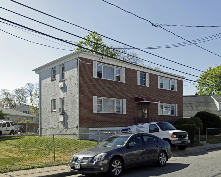 172 Stewart Ave in Hempstead, NY - Foto de edificio