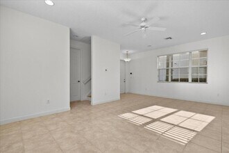 556 Tomahawk Ct in Palm Beach Gardens, FL - Foto de edificio - Building Photo