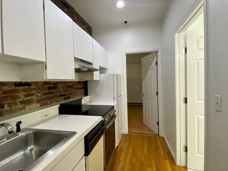 6 Cleveland Pl in Boston, MA - Building Photo