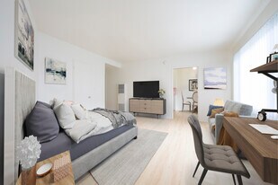 667 Levering Ave in Los Angeles, CA - Building Photo