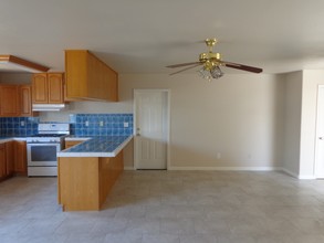 272 S A St in Porterville, CA - Building Photo - Interior Photo