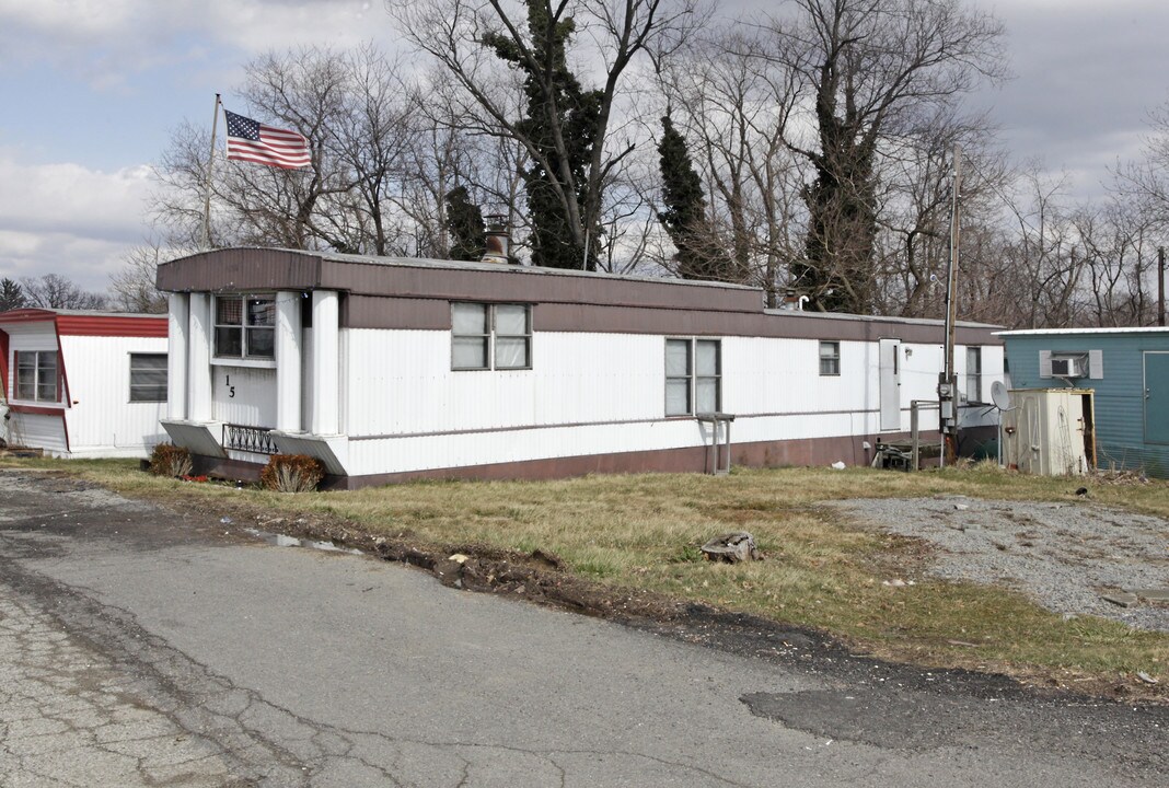 Twin Circles in Mckees Rocks, PA - Building Photo