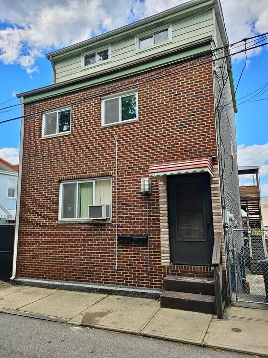 1707 Edwards Way in Pittsburgh, PA - Building Photo