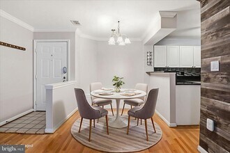 12905 Alton Square in Herndon, VA - Building Photo - Building Photo