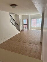 147 W Acacia Ave, Unit #136 in Glendale, CA - Foto de edificio - Building Photo