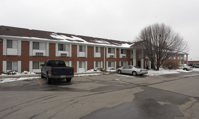 Savannah Suites Apartments in Omaha, NE - Building Photo - Building Photo