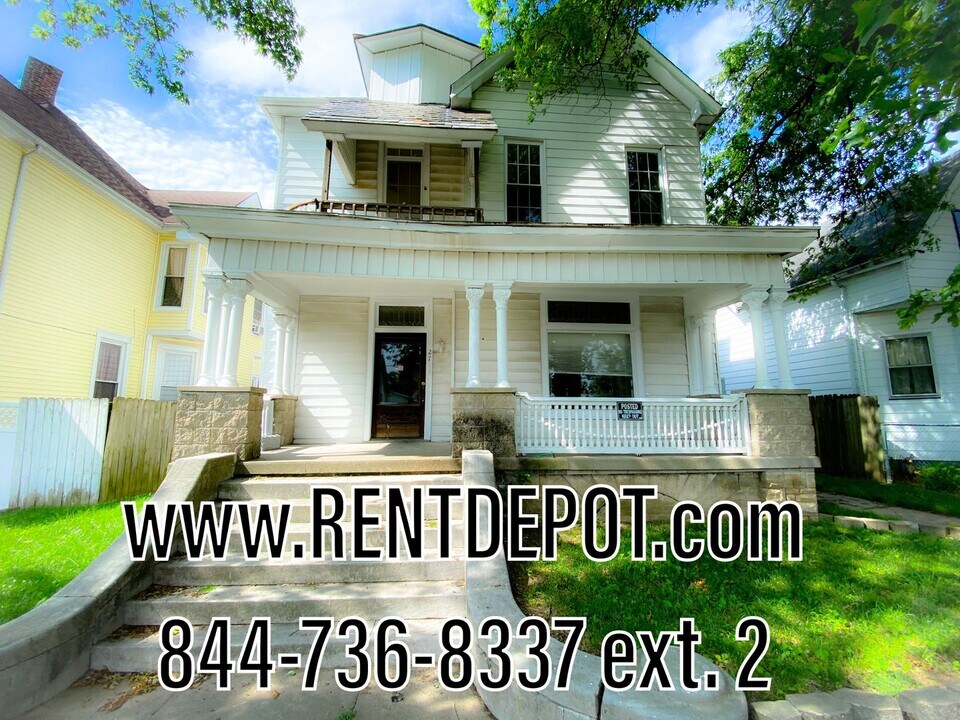27 W Columbia St in Evansville, IN - Building Photo