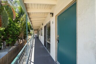 633 E. 99th St. in Inglewood, CA - Foto de edificio - Building Photo