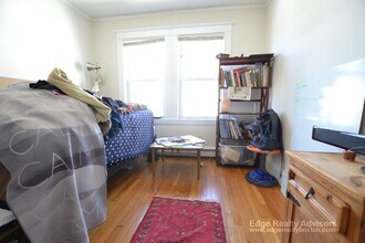 110 Kenrick St, Unit 1 in Boston, MA - Foto de edificio - Building Photo
