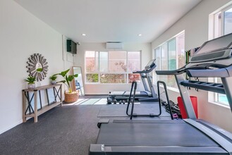 Apartment Building near SoFi with Pool, Co in Inglewood, CA - Building Photo - Building Photo