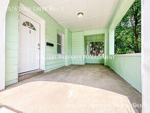 2576 Duck Creek Rd in Cincinnati, OH - Building Photo - Building Photo