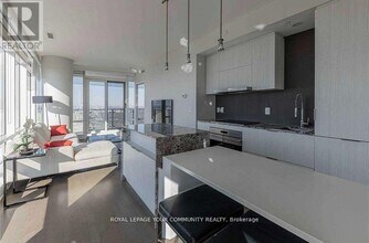 1 Bloor St E in Toronto, ON - Building Photo - Building Photo