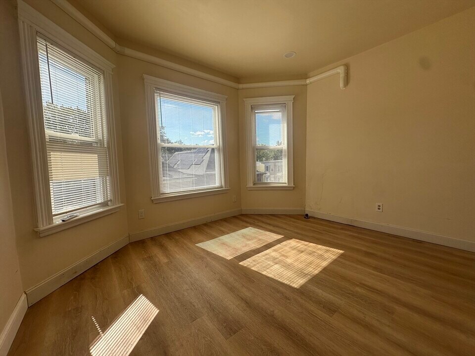 127 Harrishof St in Boston, MA - Building Photo