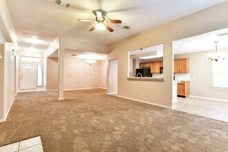 3219 Candlepine Dr in Spring, TX - Foto de edificio - Building Photo