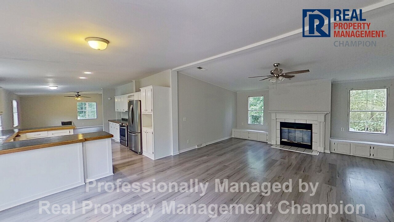 20 Deer Ridge Dr E in Hampstead, NC - Building Photo