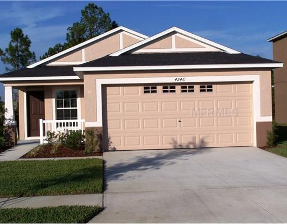 4246 Warwick Hills Dr in Wesley Chapel, FL - Building Photo