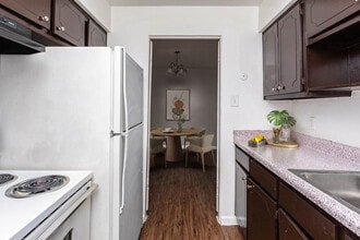 The Atrium At 5606 in Houston, TX - Building Photo - Building Photo