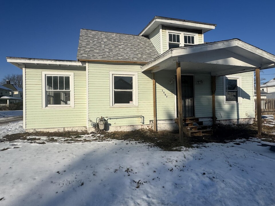 1507 E Main St in Danville, IL - Building Photo