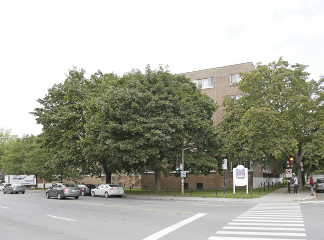 Le Longpre Apartments in Montréal, QC - Building Photo - Building Photo