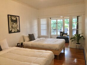 2005 N Beachwood Dr in Los Angeles, CA - Foto de edificio - Building Photo