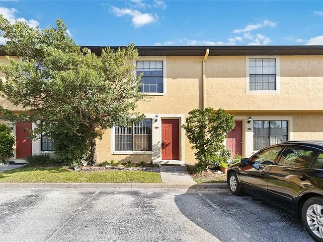 property at 7417 Wynnewood Sq