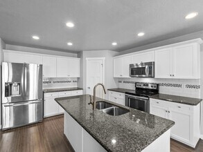 589 W Life Dr in Bluffdale, UT - Foto de edificio - Building Photo