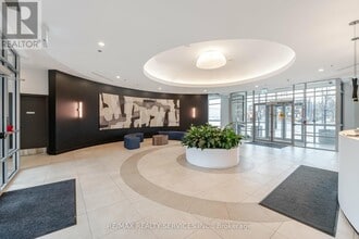 215 Queen St E in Brampton, ON - Building Photo - Building Photo