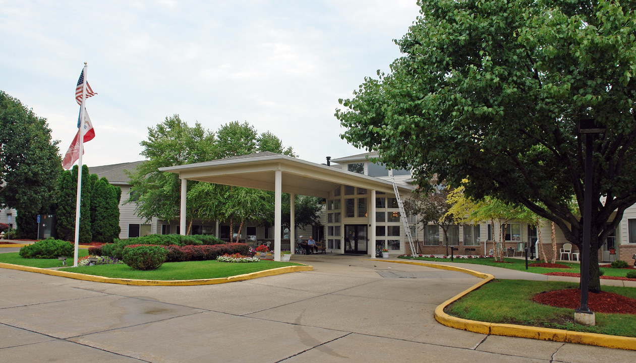 Holiday Palmer Hills in Bettendorf, IA - Building Photo